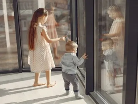 Nghỉ hè, con hàng xóm liên tục đến nhà chờ cơm, tôi rơi vào cảnh khó xử