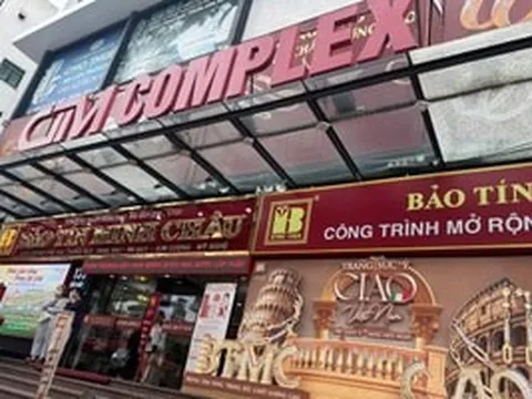 Cảnh tượng lạ xảy ra tại các cửa hàng vàng trong bối cảnh giá vàng chạm đáy nhiều tháng