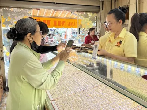 Giá vàng tiếp tục giảm mạnh