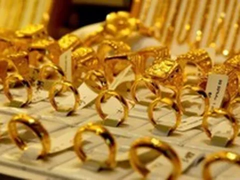 Giá vàng rơi mạnh về đáy 7 tháng, quỹ lớn nhất thế giới tiếp tục xả hàng tấn vàng
