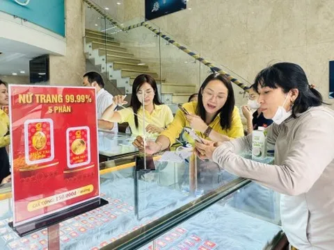 Có nên mua vào khi vàng đang rớt giá mạnh?