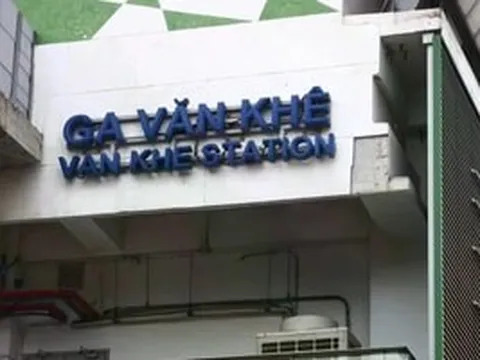 Mảng vữa dày 5 cm từ nhà ga metro Văn Khê rơi trúng xe buýt đang chạy