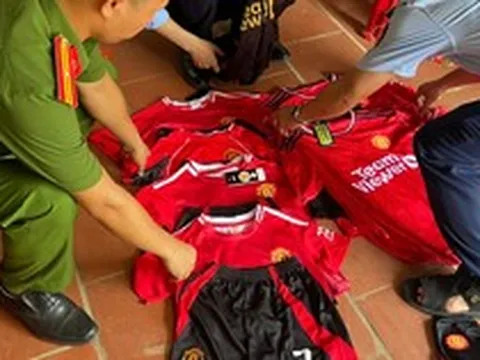 Bày bán 7 bộ quần áo Manchester United, tiểu thương Hoàng Thị Hường bị xử phạt