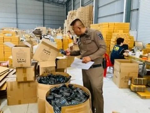 Đột kích kho hàng, thu giữ hơn 1 triệu sản phẩm matcha và cà phê giả, bán hàng trăm đơn mỗi ngày