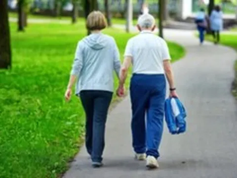 Sau tuổi 50, nên đi bộ bao nhiêu phút mỗi ngày để duy trì sức khỏe?