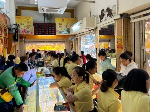 Fed giữ nguyên lãi suất, giá vàng lại giảm