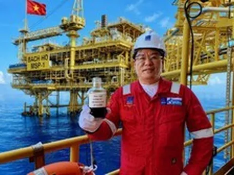 Tiếng “lóc cóc” trong đường ống và dòng dung dịch đen đen, sóng sánh chảy ra, một tiếng nổ vang lên: Việt Nam đón khoảnh khắc lịch sử