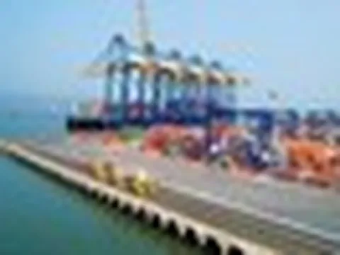 Việt Nam vừa đón một con tàu siêu trọng dài 399m, lớn nhất thế giới