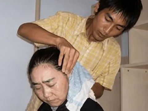 Nam sinh 18 năm trước từng cõng mẹ đến nhập học Đại học, quyết từ chối lương 2,1 tỷ để về quê nơi vùng cao, hiện làm công việc gì?