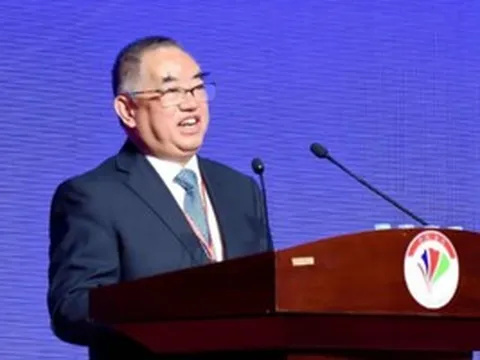 Bỏ bục giảng để đi nhặt phế liệu, một cựu giáo sư đại học bất ngờ xây dựng nên đế chế tỷ USD