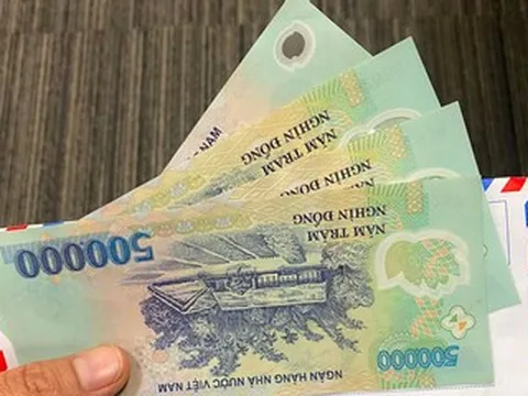 Biếu bố mẹ 2 triệu mỗi tháng, tôi chết lặng khi đọc tin nhắn của vợ