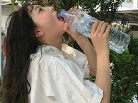 Người phụ nữ uống 13 lít nước mỗi ngày, tưởng sống healthy nhưng bác sĩ phát hiện bí mật động trời nhờ 1 câu "vạ miệng"