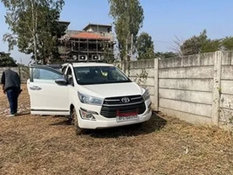 Chiếc Toyota Innova ở khu đất trống gần căn biệt thự trắng, bên trong chứa hơn 52kg vàng trị giá hơn 206 tỷ cùng 30 tỷ tiền mặt