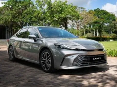 Toyota Camry đột ngột khai tử bản máy xăng, chỉ còn duy nhất bản hybrid cao cấp, giá khởi điểm đội lên 1,46 tỷ đồng