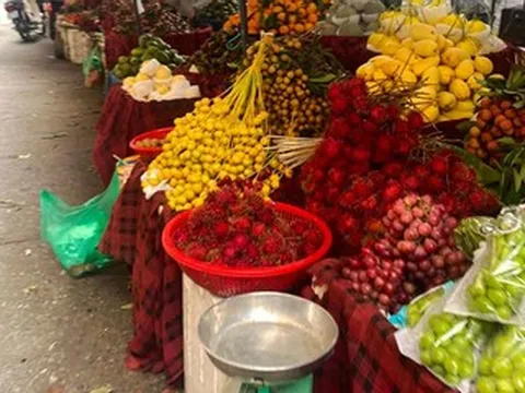 Nhà trai bất ngờ với món quà cưới thông gia bán hoa quả trao cho con gái