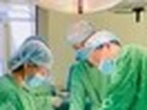 Bé gái 14 tuổi, suýt mất buồng trứng vì bỏ qua dấu hiệu đau bụng dưới