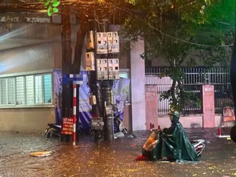Bố đăng bài khoe con đỗ trường chuyên, con trai hỏi một câu khiến mẹ lặng người