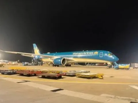 Giữa cao điểm du lịch hè, một máy bay Vietnam Airlines cất cánh từ sân bay Nội Bài không có một hành khách nào