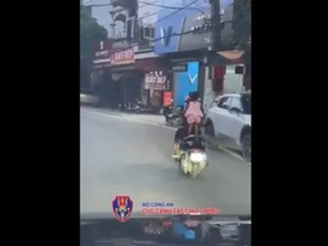Người phụ nữ để cháu đứng trên yên xe máy chạy giữa quốc lộ bị xử phạt bao nhiêu?