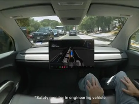 Tesla chính thức đưa mẫu xe không vô lăng, không bàn đạp ra phố