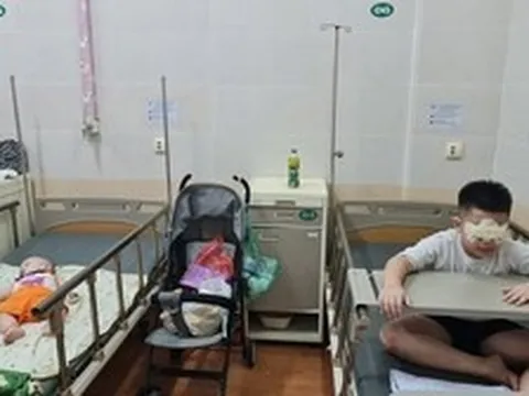 Bức ảnh 2 anh em cùng nằm viện và "những ngày suy sụp đến mức không cả dám gục xuống", khiến nhiều mẹ có con nhỏ đồng cảm