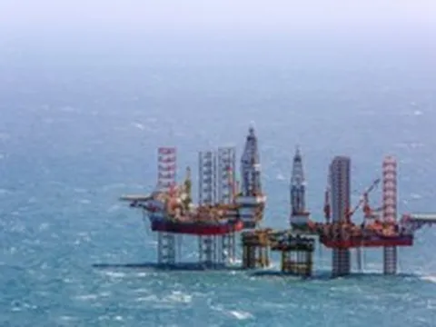 Bên trong cuộc "đại phẫu" siêu giàn khoan 18.000 tấn: Khối thép có thể khoan sâu 9.000 m, chống chịu gió bão cấp 12 được "thay áo" sau 52 ngày