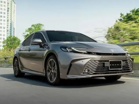 Cuộc chơi đổi chiều ở nhóm sedan cỡ D khi Toyota Camry hybrid nhận ưu đãi hàng trăm triệu, loại bỏ bản thuần xăng