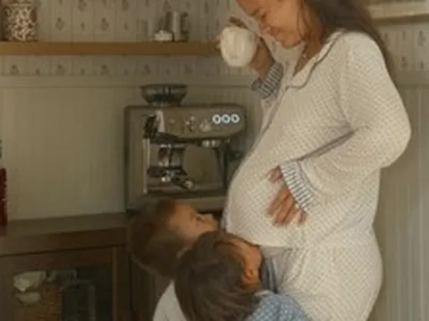Sinh 1 con khiến phụ nữ "già" thêm 5 tuổi, nhưng sinh 3-4 con lại có thể sống thọ hơn: Khoa học nói gì về nghịch lý này?