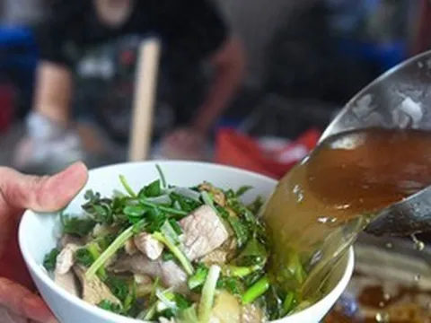 Nghịch lý: Giá xăng giảm liên tiếp, giá thực phẩm vẫn 'giậm chân tại chỗ'