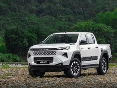 Toyota Hilux bán gần 4.000 xe sau nửa đầu năm, doanh số vượt cả năm 2025