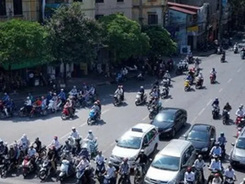 Từ nay, người đi xe máy dừng đèn đỏ tránh nắng kiểu này trên đường sẽ bị phạt ngay 600.000 đồng