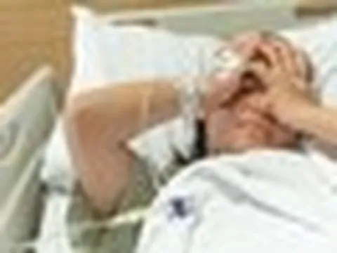 Người phụ nữ 32 tuổi chảy máu vùng kín suốt 3 năm, vừa đến bệnh viện mọi người vội bịt mũi vì 1 thứ