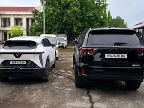 Vô tình chạm mặt 'xe song sinh' mang cùng biển số, chủ xe có động thái kết khiến tài xế xe điện phải trả giá đắt