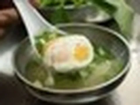 Bé trai 5 tuổi nôn mửa, sốt cao nguy kịch sau khi ăn món trứng bồi bổ từ bà nội