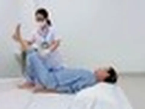 Ngã từ độ cao 3m khi hái xoài, người đàn ông liệt hoàn toàn hai chân
